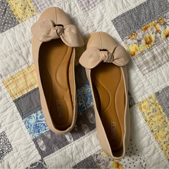 Born Women's Anah Bow  Ballet Flats in Natural Size 8 - Picture 2 of 5